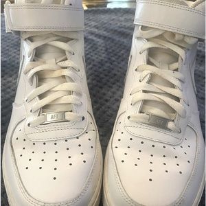 High top Men Air Force Ones.